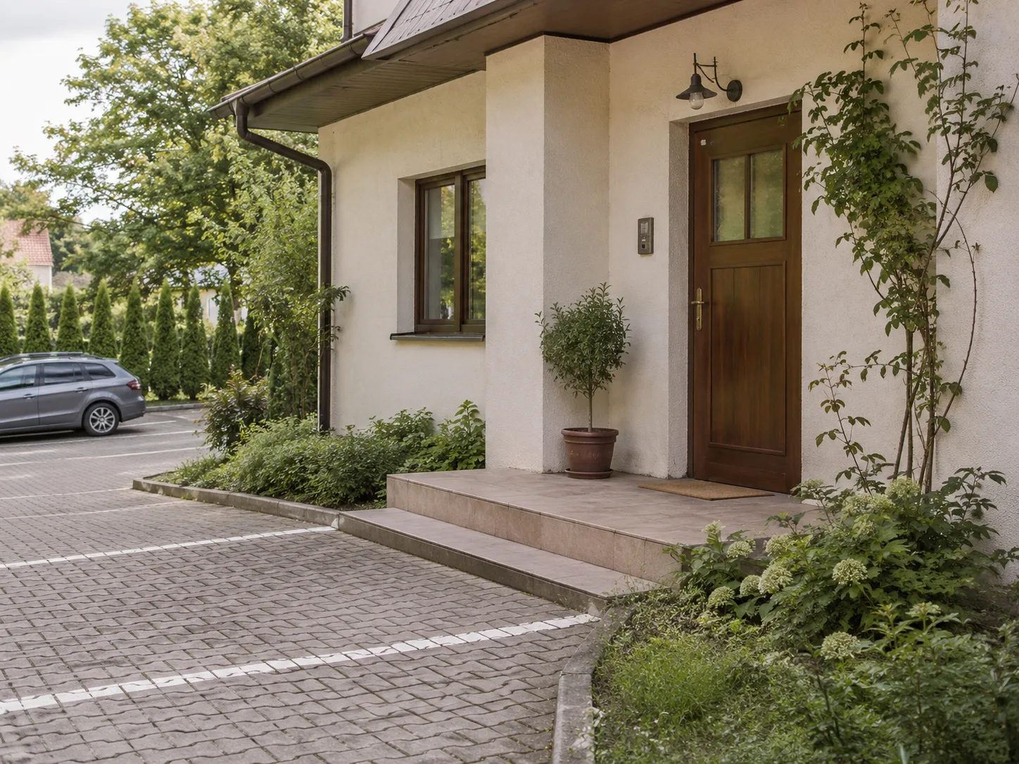 Wejście do gabinetu Bliżej Siebie z parkingiem przed budynkiem